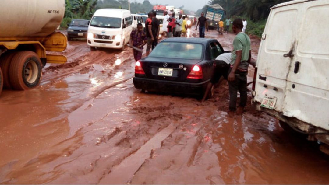 Ndị ọkwọ ụgbọala na ndị ahịa na-ekwupụta mgbu obi ha gbasara nsogbu na ihe isi ike ha na-eche ihu ka mmezi ụzọ Benin-Sapele na-aga nwayọ.