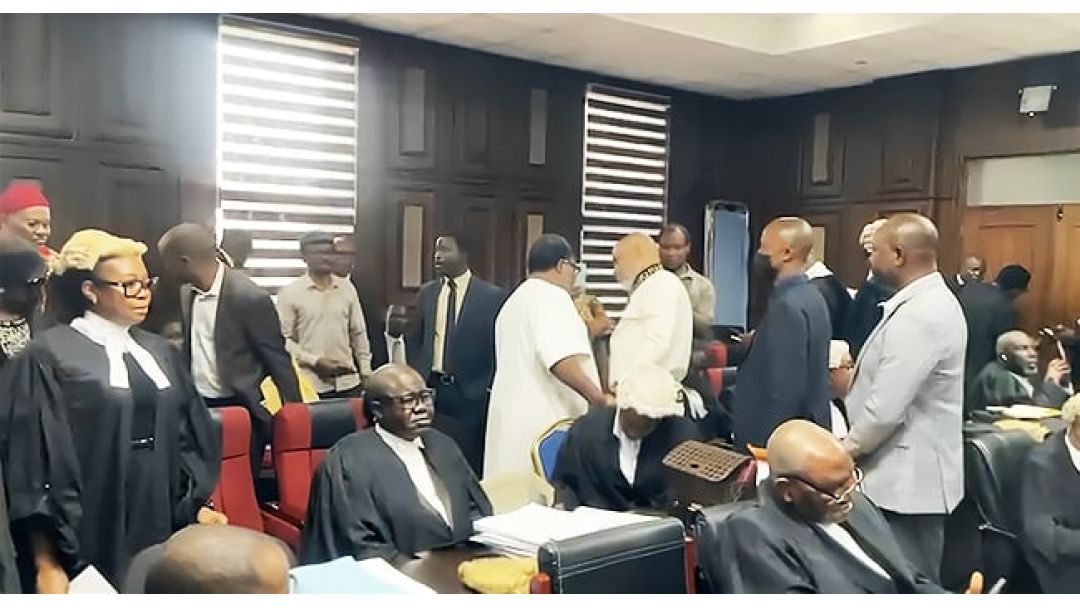 ÌRÒYÌN ÀMÚRÈ: Àwọn agbẹjọ́rò Nnamdi Kanu yá kúrò nínú ẹjọ́ rẹ̀