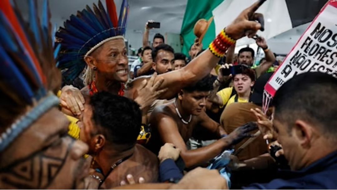Masu Zanga-Zangar Asalin Mutane Sun Mamaye Taron COP30 a Brazil Saboda Sare Dajin Amazon, Sun Katse Tattaunawar Muhalli ta Duniya