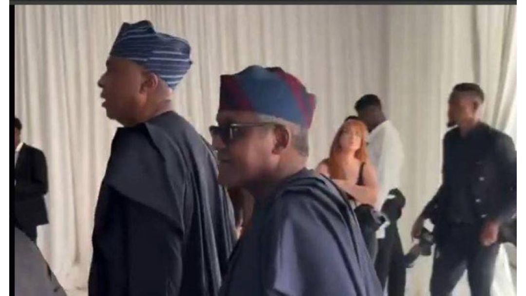 Adedeji Adeleke, Dangote, àti àwọn ọ̀rẹ́ olókìkí míì wá síbi ayẹyẹ ìgbéyàwó Davido.