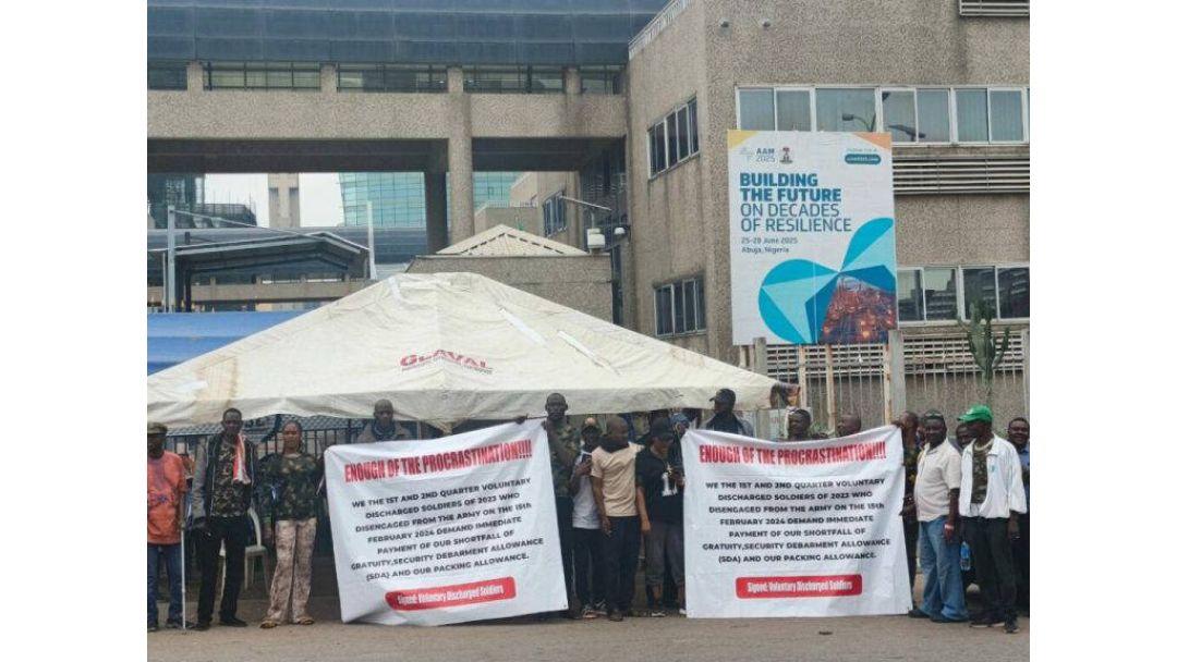 Ụmụ agha ndị dịla afọ mgbe ha na-enweta ụgwọ mgbazinye ha mechiri ụzọ banye na Ministry of Finance n’ihi ụgwọ ha na-adịghị akwụ ụgwọ.